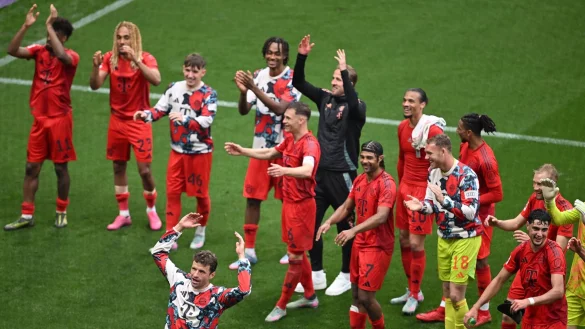 Die Bayern feierten mit angezogener Handbremse in Leipzig. - © Hendrik Schmidt/dpa