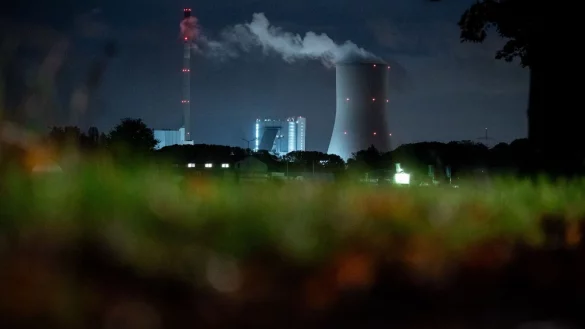 Wegen eines Bombenfundes musste das Heizkraftwerk in Duisburg-Walsum vorübergehend heruntergefahren werden. (Archivbild) - © Fabian Strauch/dpa