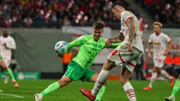 Wolfsburgs Kilian Fischer (l.) bekommt den Ball im Strafraum an die Hand. - © Jan Woitas/dpa