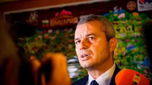 Der Oppositionspolitiker Kostadinow hatte zu Protest gegen den von der Regierung angestrebten Beitritt Bulgariens zur Eurozone 2026 aufgerufen. (Archivbild) - © Petko Momchilov/AP/dpa