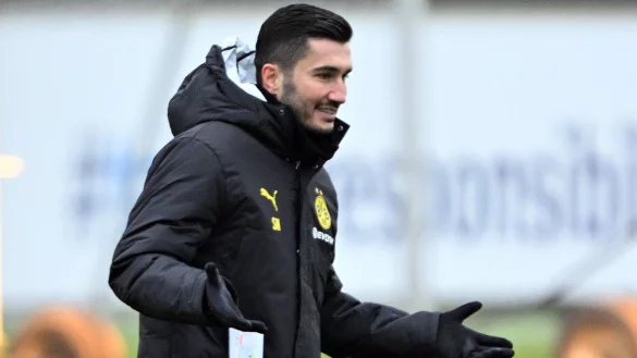 L&auml;sst sich die Freude an seinem Trainerjob auch in der Krise nicht nehmen: Nuri Sahin. - &copy; Federico Gambarini/dpa