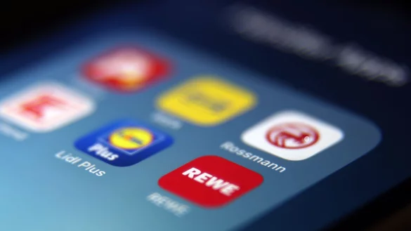 Viele große Handelsunternehmen in Deutschland setzen inzwischen auf Bonusprogramme in deren Apps. Die Vorteile können Kunden jedoch nur nutzen, wenn sie sich registrieren. - © Karl-Josef Hildenbrand/dpa
