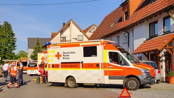 Zwei Fußgänger sind bei dem Vorfall in Notzingen verletzt worden. - © Kaczor/SDMG/dpa