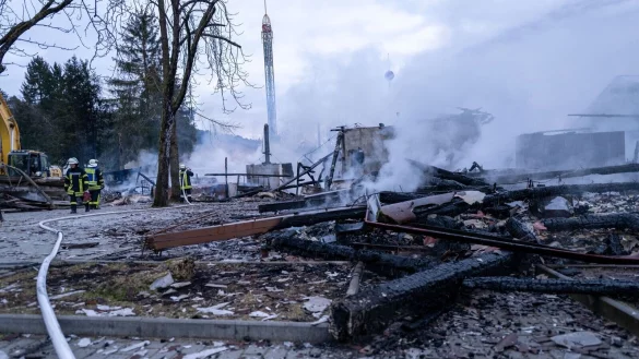 Nach dem Feuer qualmt es noch vielerorts. - © Pia Bayer/dpa