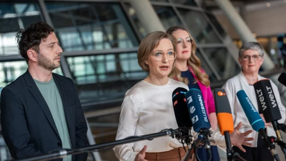 Die Grünen machen Druck auf Union und SPD. - © Michael Kappeler/dpa