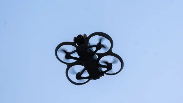 Eine Drohne mit einer Kamera fliegt durch die Luft. (Symbolbild) - © Monika Skolimowska/dpa