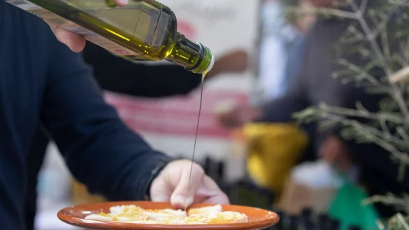 Die Stiftung Warentest fand große Unterschiede in Preis und Qualität bei Olivenöl. - © Clara Margais/dpa