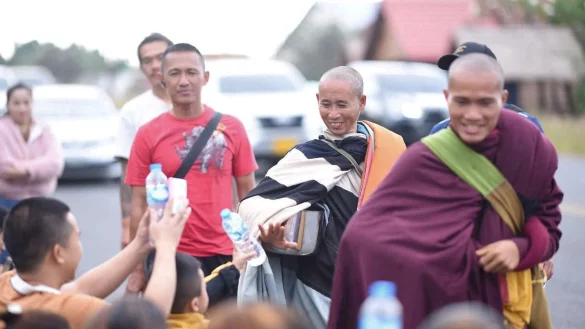 Der Mönch Thich Minh Tue ist zu einer Berühmtheit geworden und wird auf seiner Reise von unzähligen Anhängern gefeiert. - © Nguyen Thai Tam/privat/dpa