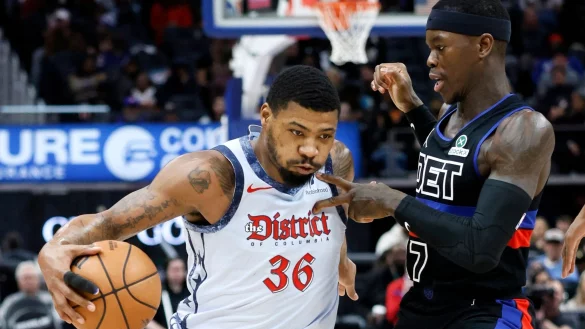 Dennis Schröder (r.) kam auf elf Punkte. - © Duane Burleson/AP/dpa