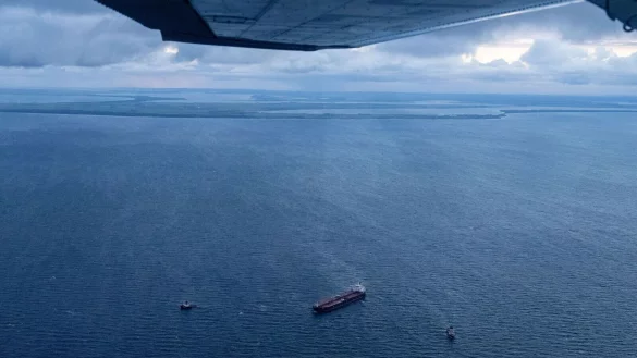 Zus&auml;tzliche Schiffe wurden zu dem havarierten Tanker und in dessen N&auml;he beordert. - &copy; Stefan Sauer/dpa