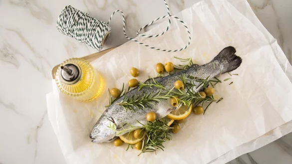 Forelle aus Bio-Zucht ist einer der Fische, den die Experten des WWF empfehlen. - © Christin Klose/dpa-tmn