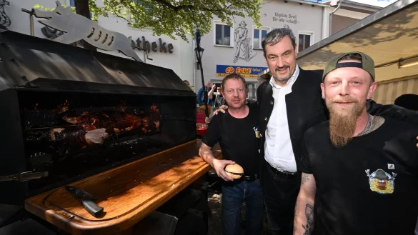 Ministerpr&auml;sident S&ouml;der am Schweinegrill. - &copy; Felix H&ouml;rhager/dpa