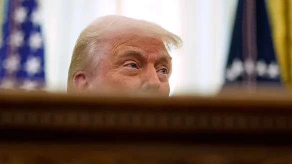 US-Präsident Donald Trump spricht zu Journalisten, nachdem er ein Dekret im Oval Office des Weißen Hauses unterzeichnet hat. (Archivbild) - © Ben Curtis/AP/dpa