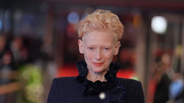 Tilda Swinton wird dieses Jahr mit dem Goldenen Ehrenbären der Berlinale geehrt. - © Soeren Stache/dpa