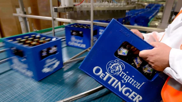 Produktion in der Oettinger Brauerei in Braunschweig. Derzeit ruht die Produktion wegen eines Warnstreiks. (Archivbild) - © Peter Steffen/dpa