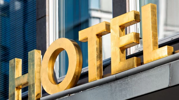 Bis 29. August k&ouml;nnen sich Gastst&auml;tten &uuml;ber &laquo;mybookingclaim&raquo; registrieren. (Symbolbild) - &copy; Daniel Bockwoldt/dpa