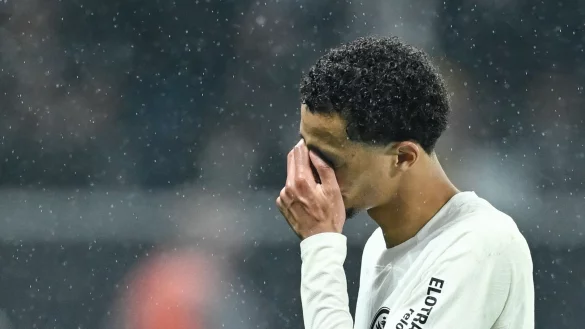 Weinte nach dem Abpfiff: Hugo Ekitiké - © Uwe Anspach/dpa