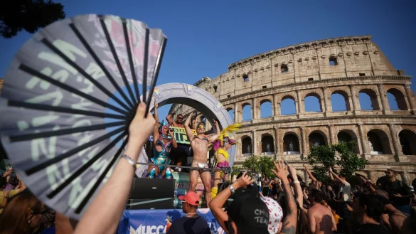 Die jährliche Demonstration ist eine Feier der LGBTQI+-Gemeinschaft und setzt sich für deren Rechte ein. - © Alessandra Tarantino/AP/dpa