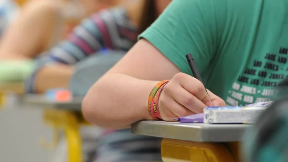 Am 29. April beginnen die schriftlichen Abiturprüfungen in Nordrhein-Westfalen. (Symbolbild) - © Armin Weigel/dpa