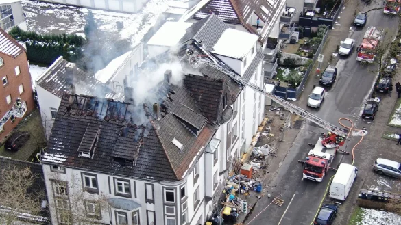 Ein Feuer ist in einem Dachgeschoss ausgebrochen - Erwachsene und Kinder werden über Drehleitern gerettet. - © -/Feuerwehr Bochum/dpa