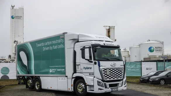 Der Industriegase-Hersteller Nippon Gases nutzt ab sofort einen gemieteten Wasserstoff-Lkw. - © Oliver Berg/dpa