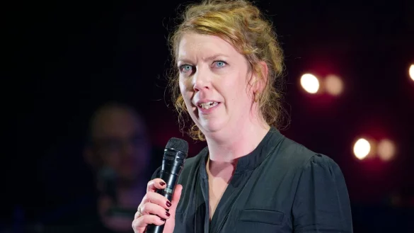 Am Sonntag erhielt Lina Beckmann den Gustaf-Gr&uuml;ndgens-Preis. (Archivbild) - &copy; Henning Kaiser/dpa