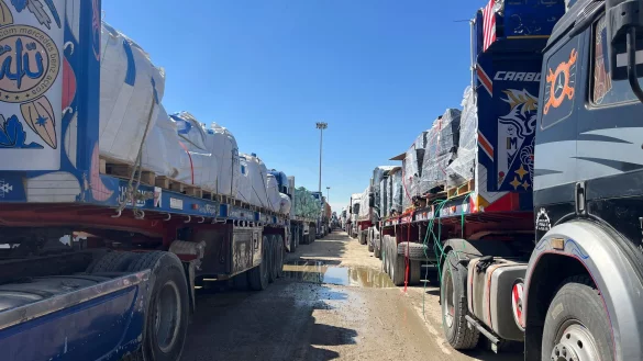 Israel hat alle Hilfslieferungen nach Gaza gestoppt. Weitere Schritte könnten angeblich folgen. - © Mohammed Arafat/AP/dpa