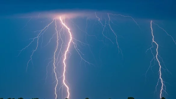 Gewitterblitze sind aus der Ferne ein spektakuläres Schauspiel - direkt über einem aber eher furchteinflößend. - © Patrick Pleul/dpa/dpa-tmn