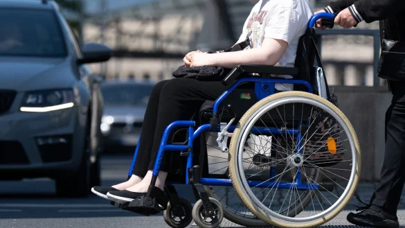 Behinderte sto&szlig;en auf viele Barrieren - wie hier in Dresden arbeiten viele Kommunen aber an Verbesserungen. - &copy; Sebastian Kahnert/dpa