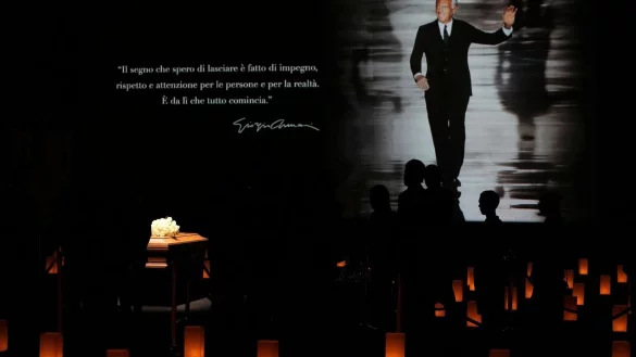 Der Sarg steht in dem Saal, in dem Giorgio Armani früher seine Modeschauen abnahm. - © Antonio Calanni/AP/dpa