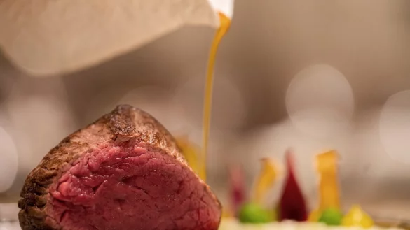 Elf Restaurants in NRW haben es in diesem Jahr zum ersten Mal in den Restaurantguide «Gault&Millau» geschafft. (Symbolbild) - © Rolf Vennenbernd/dpa