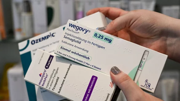 Spritzen der Marken „Wegovy“, „Ozempic“ und „Mounjaro“ sind auf dem Markt.(Archivbild) - © Jens Kalaene/dpa