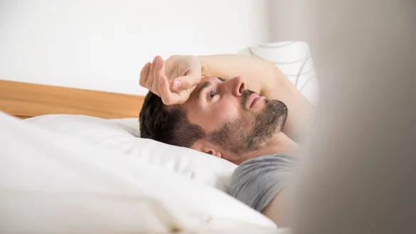 Wenn die Gedanken beim Einschlafen keine Ruhe geben, kann die «Cognitive Shuffle»-Technik helfen, das Gehirn zu beruhigen. - © Christin Klose/dpa-tmn