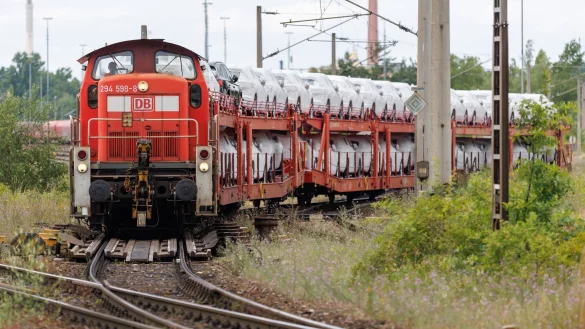 Bei DB Cargo steht derzeit alles auf dem Prüfstand - jetzt soll die Werke-Landschaft umstrukturiert werden. (Symbolbild) - © Daniel Karmann/dpa