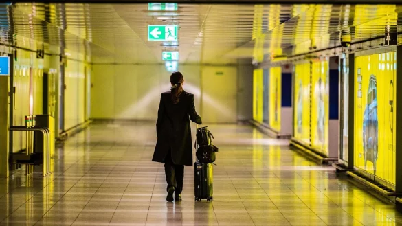Das Klischeebild einer Geschäftsreisenden am Flughafen - das Flugzeug liegt als Verkehrsmittel klar vorne. (Symbolbild) - © Andreas Arnold/dpa