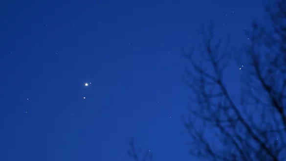ILLUSTRATION - Jupiter und Mars am Nachthimmel - © Joe Giddens/PA Wire/dpa