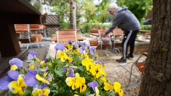 Bis zu 18 Grad - viele Gastwirte stellen die St&uuml;hle raus. (Symbolbild) - &copy; Marcus Brandt/dpa
