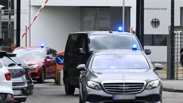 Die Bundesanwaltschaft ließ die Jugendlichen festnehmen und nach Karlsruhe bringen. - © Uli Deck/dpa