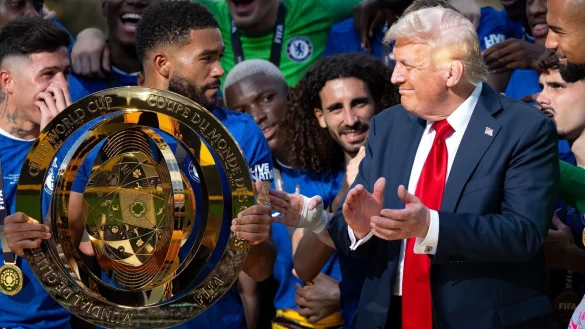 Marc Cucurella (Mitte) beobachtet die komischen Augenblicke zwischen seinem Kapitän Reece James und US-Präsident Donald Trump. - © Sven Hoppe/dpa