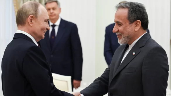 Kremlchef Putin im Gespräch mit Irans Außenminister Araghtschi (Archivbild) - © Alexander Kazakov/Pool Sputnik Kremlin/AP/dpa