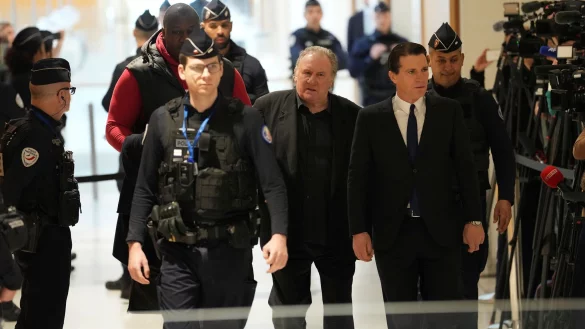 Die Staatsanwaltschaft fordert eine Bewährungsstrafe für Depardieu. - © Aurelien Morissard/AP/dpa