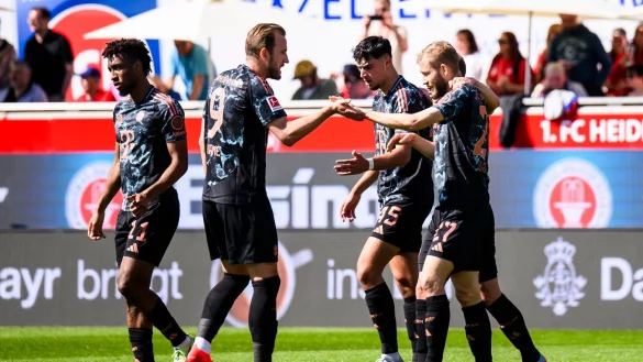 Harry Kane (2. v. l.) und andere Bayern-Profis jubeln über einen Sieg gegen Heidenheim. - © Tom Weller/dpa