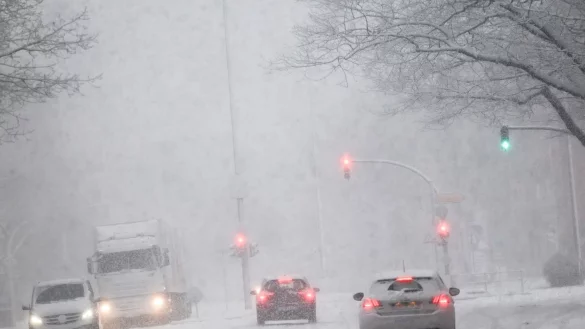 Autofahrer in Nordrhein-Westfalen müssen sich in den nächsten Tagen auf teils kräftige Schneefälle einstellen. (Archivbild) - © Christian Charisius/dpa