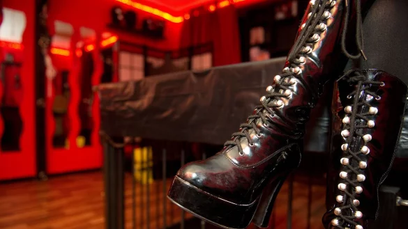 In Karlsruhe stand eine Domina vor Gericht - wegen Steuerhinterziehung. (Symbolbild) - &copy; Axel Heimken/dpa