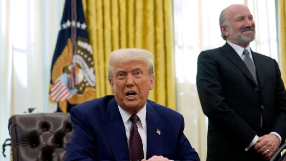 Gut zwei Drittel der Menschen in Deutschland sind laut einer Umfrage für Gegenzölle auf US-Produkte. (Archivbild) - © Ben Curtis/AP/dpa