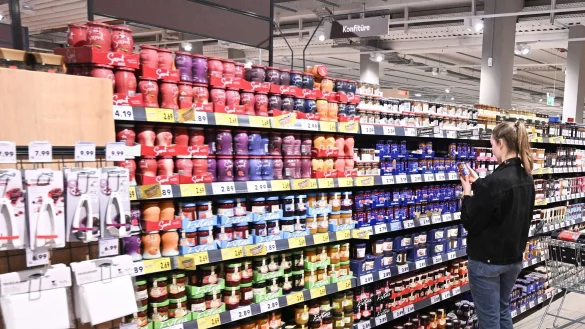 Für Marmeladen müssen Verbraucher aktuell bereits tiefer in die Tasche greifen als vor ein paar Jahren. - © Bernd Weißbrod/dpa