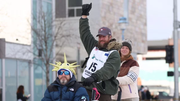 Der Ex-Fernsehstar Jessie Holmes gewinnt das wohl ber&uuml;hmteste Schlittenhunderennen der Welt. - &copy; Amanda Loman/FR171642 AP/AP/dpa