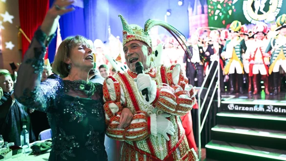 Die Kölner Oberbürgermeisterin Henriette Reker und der Kölner Karnevalsprinz René Klever möchten sich durch Anschlagsdrohungen nicht vom Feiern abbringen lassen. ) - © Federico Gambarini/dpa