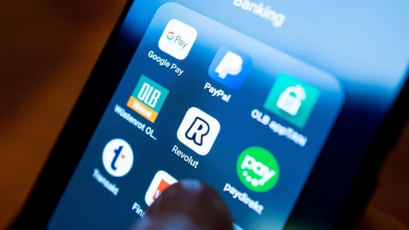 Die britische Digitalbank Revolut startet ein eigenes vollständiges Mobilfunkangebot. (Symbolbild). - © Monika Skolimowska/dpa-Zentralbild/dpa