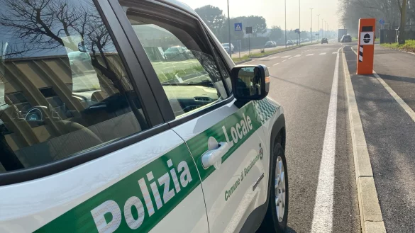 Auch vielen deutschen Urlaubern bekannt: Blitzer-Säulen in Italien. (Archivbild) - © Gemeindeverwaltung Buccinasco/dpa